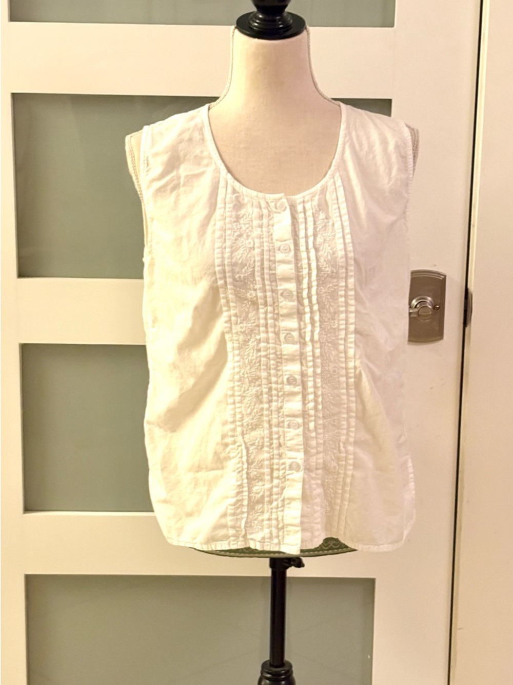 Glamour White Sleeveless Pintuck Button Front Blouse